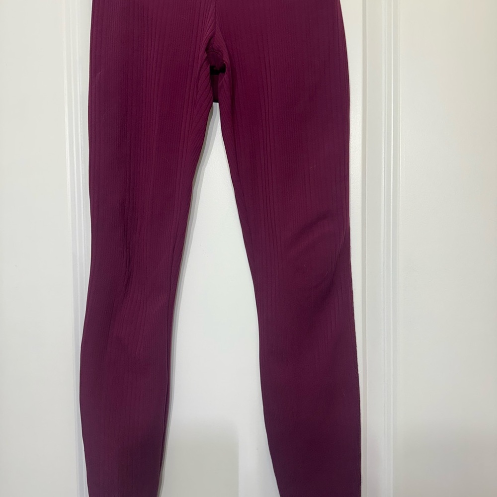 ALO Yoga Leggings - Picture 2 of 4